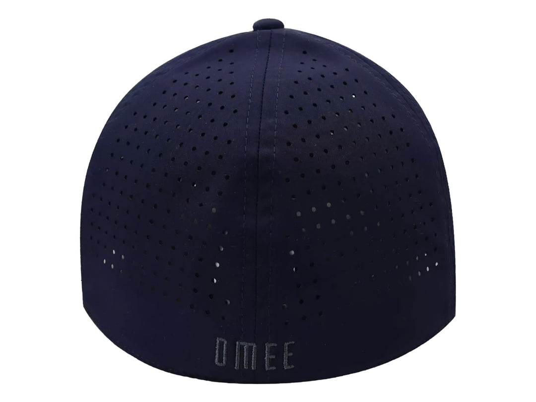 Gorra snapback color azul marino de la marca OMEE con visera plana y detalles perforados en los costados.