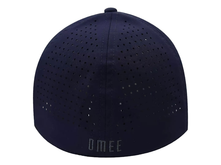 Gorra snapback color azul marino de la marca OMEE con visera plana y detalles perforados en los costados.