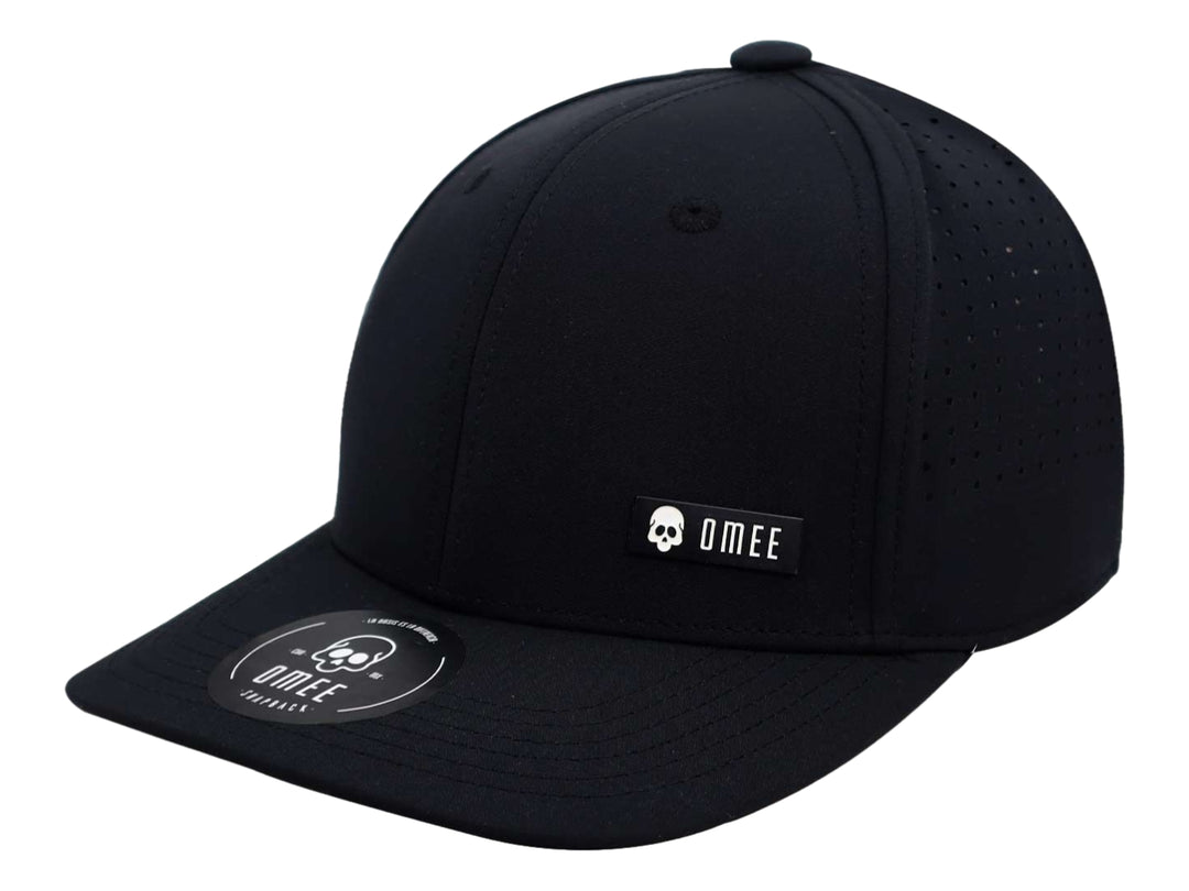 Gorra OMEE modelo Antrax en color negro con visera plana y logotipo blanco en el frente.