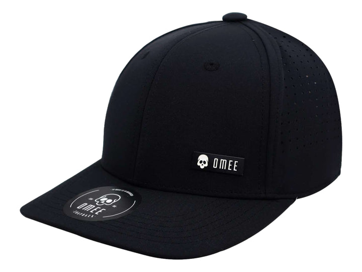 Gorra OMEE modelo Antrax en color negro con visera plana y logotipo blanco en el frente.