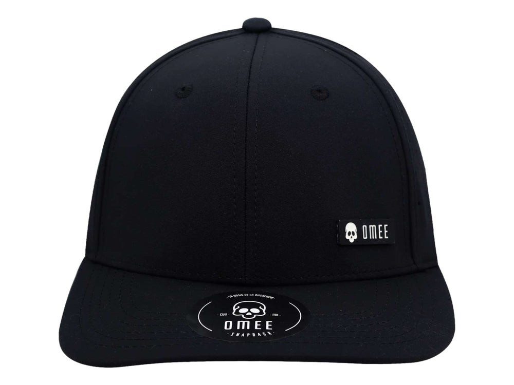 Gorra OMEE modelo Antrax en color negro con visera plana y logotipo blanco en el frente.