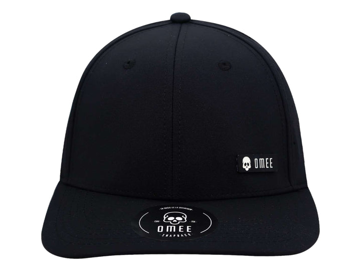 Gorra OMEE modelo Antrax en color negro con visera plana y logotipo blanco en el frente.
