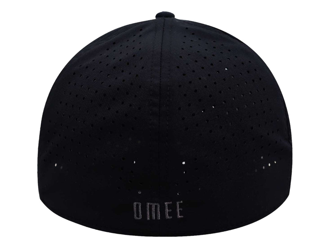 Gorra OMEE modelo Antrax en color negro con visera plana y logotipo blanco en el frente.