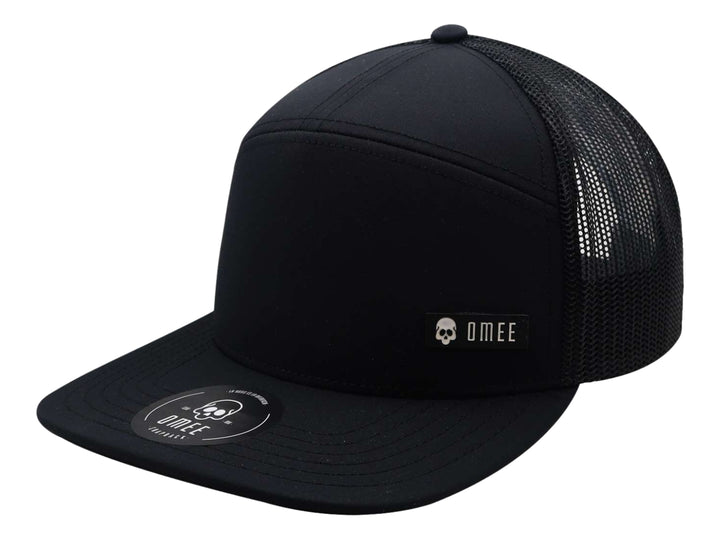 Gorra snapback color negro con panel frontal sólido y parte posterior de malla de la marca OMEE.