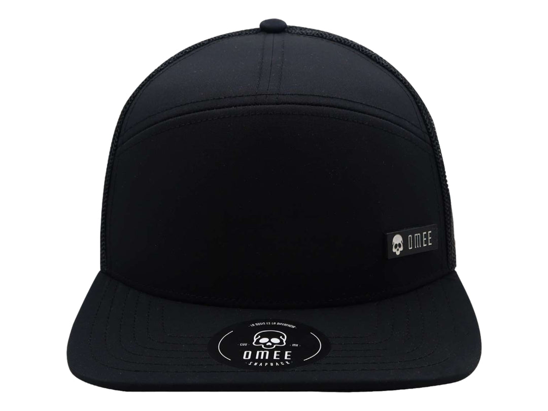 Gorra snapback color negro con panel frontal sólido y parte posterior de malla de la marca OMEE.