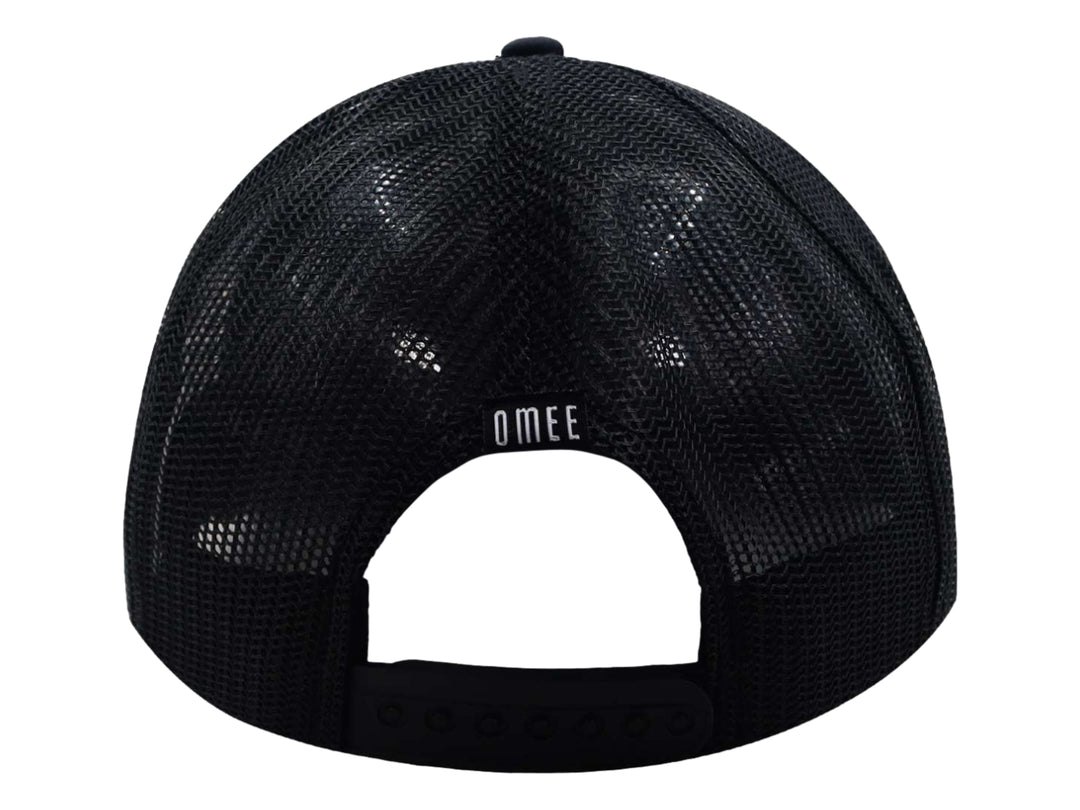 Gorra snapback color negro con panel frontal sólido y parte posterior de malla de la marca OMEE.