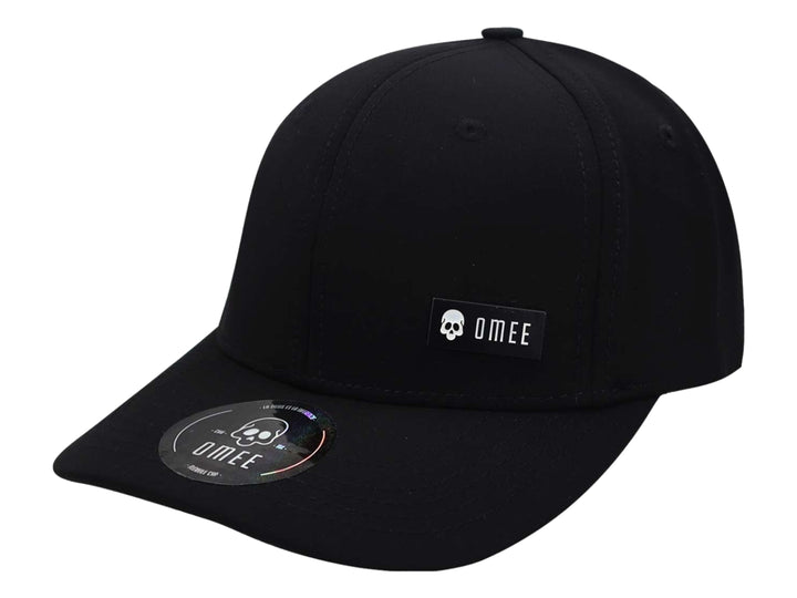 Gorra snapback color negro de la marca OMEE con logotipo frontal y visera plana.