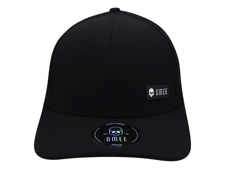 Gorra snapback color negro de la marca OMEE con logotipo frontal y visera plana.