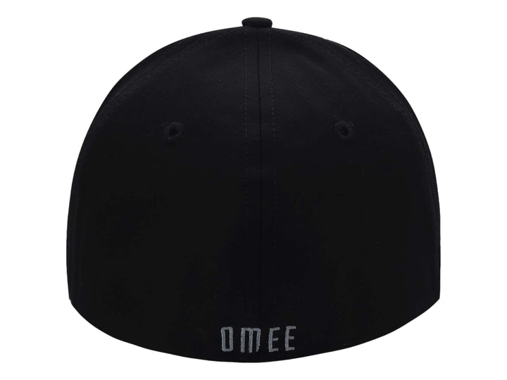 Gorra snapback color negro de la marca OMEE con logotipo frontal y visera plana.