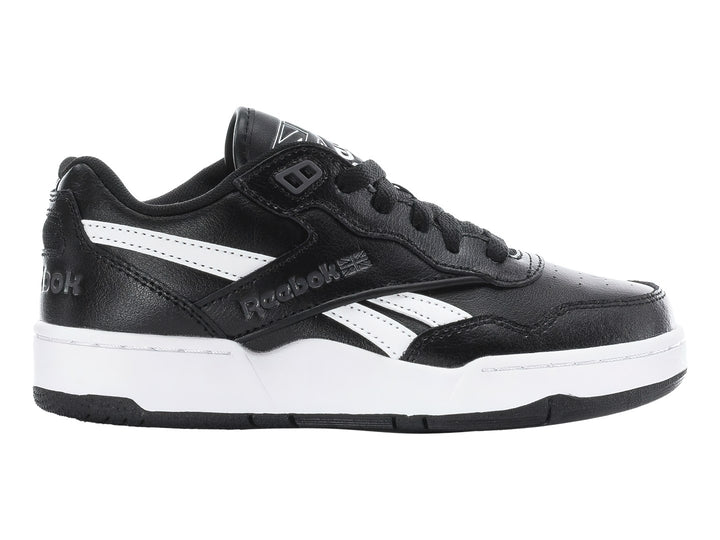 Tenis deportivos Reebok en color negro con detalles y suela en blanco.