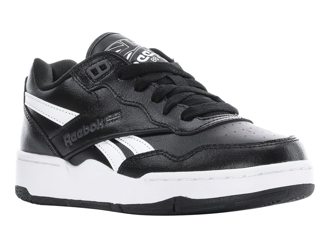 Tenis deportivos Reebok en color negro con detalles y suela en blanco.
