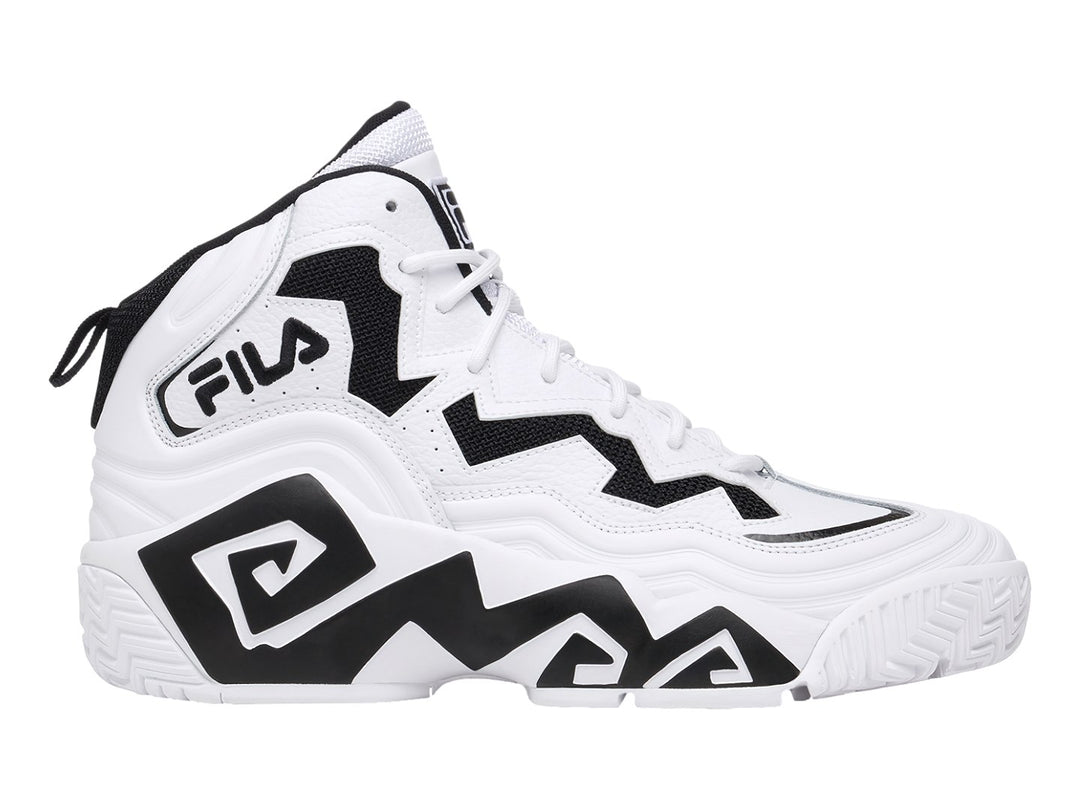 Tenis de baloncesto FILA en color blanco con detalles geométricos en negro y suela robusta.