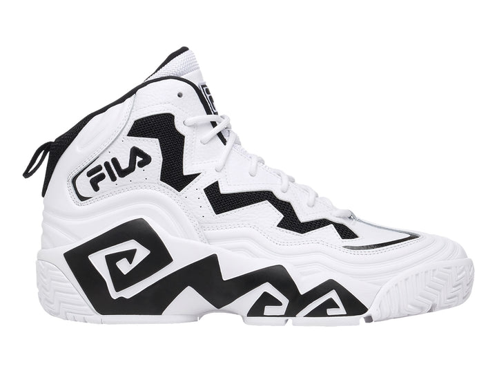 Tenis de baloncesto FILA en color blanco con detalles geométricos en negro y suela robusta.