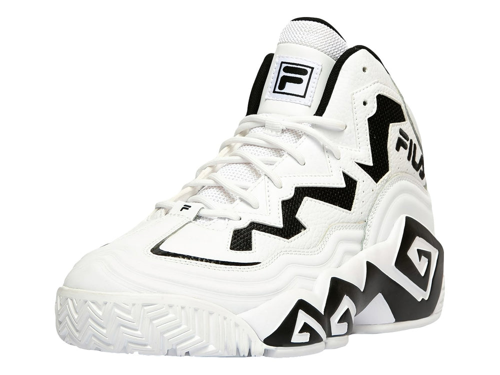 Tenis de baloncesto FILA en color blanco con detalles geométricos en negro y suela robusta.