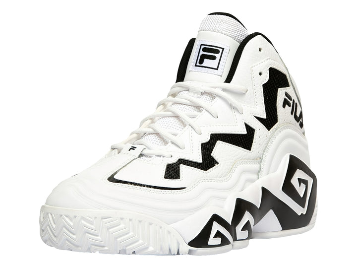 Tenis de baloncesto FILA en color blanco con detalles geométricos en negro y suela robusta.