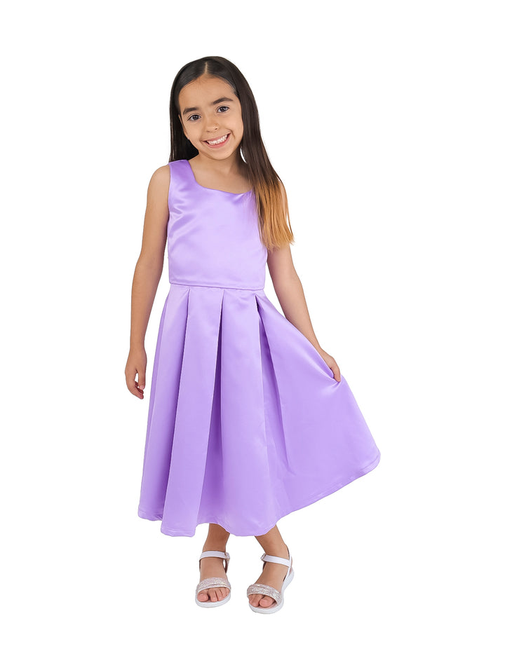 Niña vistiendo un vestido lila de raso brillante, sin mangas y con falda amplia.