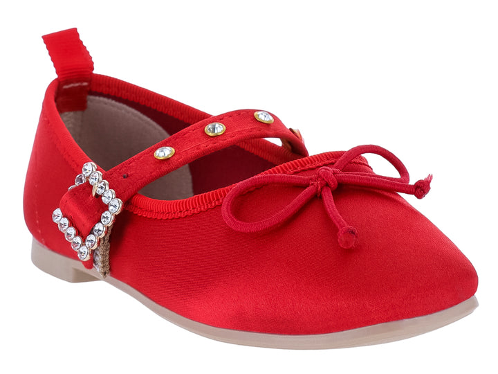 Zapato plano color rojo con hebilla de brillantes y moño decorativo.