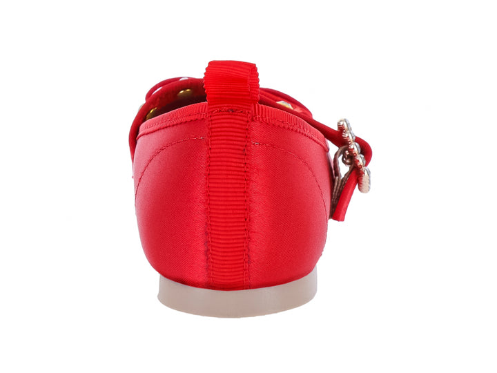 Zapato plano color rojo con hebilla de brillantes y moño decorativo.