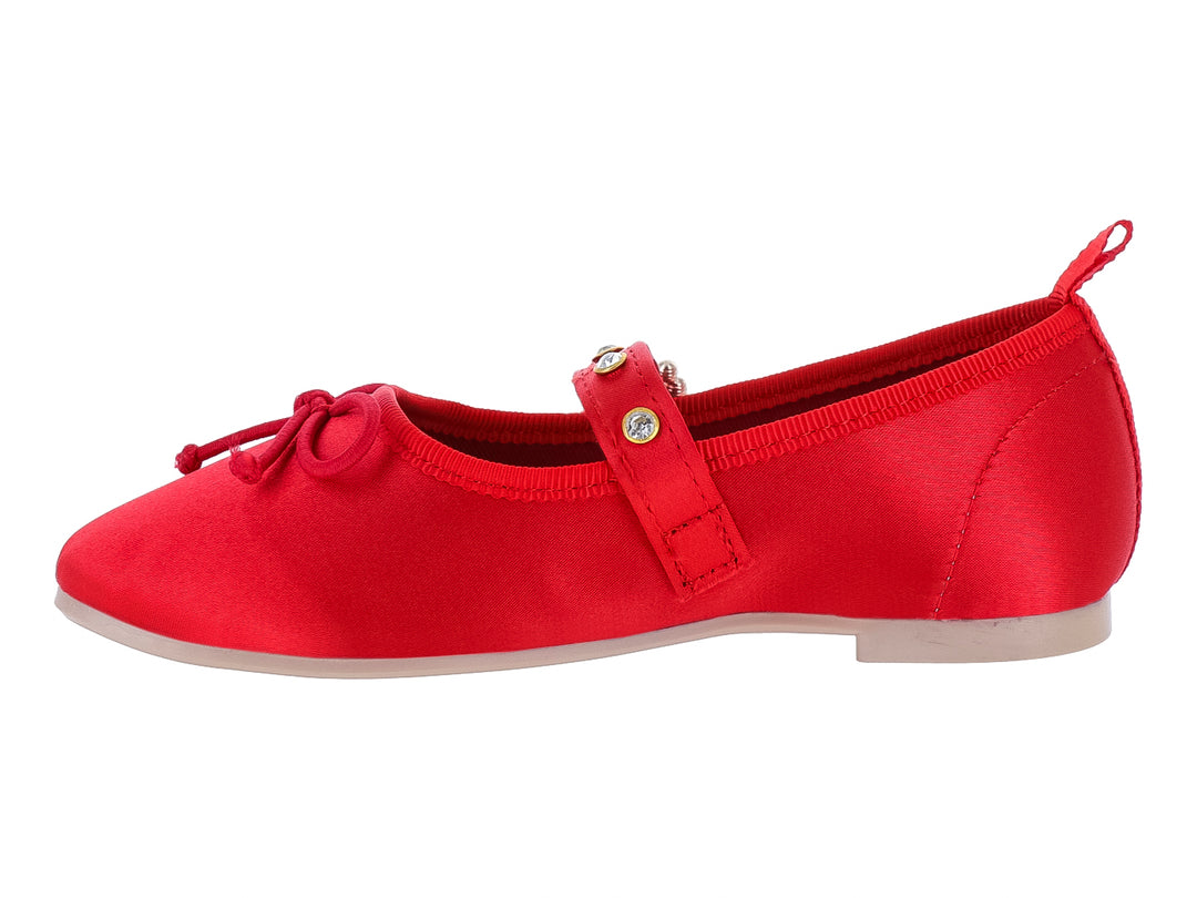 Zapato plano rojo con hebilla de pedrería y moño decorativo.