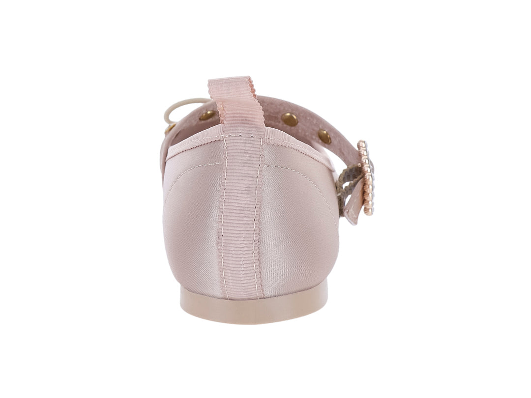 Zapato plano color beige satinado con hebilla decorativa y moño frontal para Niña.