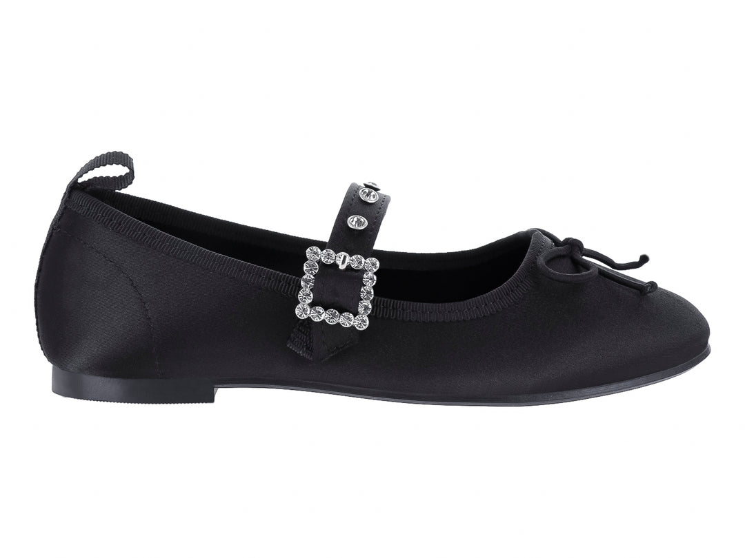 Zapato plano negro de tela brillante con hebilla decorativa plateada y punta redondeada.
