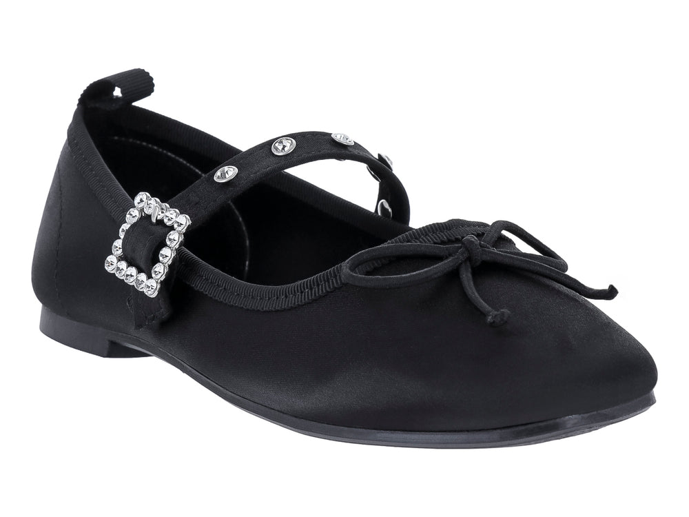 Zapato plano negro de tela shantung con hebilla decorativa plateada y moño frontal.