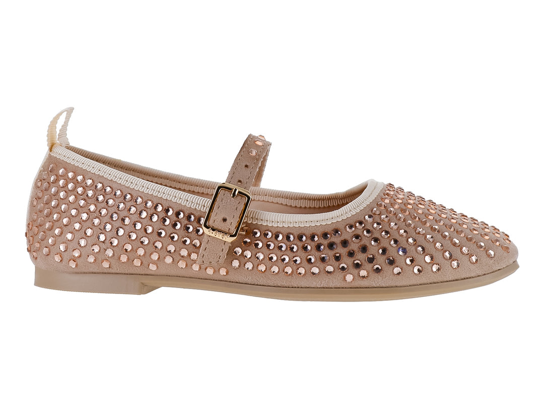 Zapato plano color maquillaje decorado con brillantes en toda la superficie y correa con hebilla.