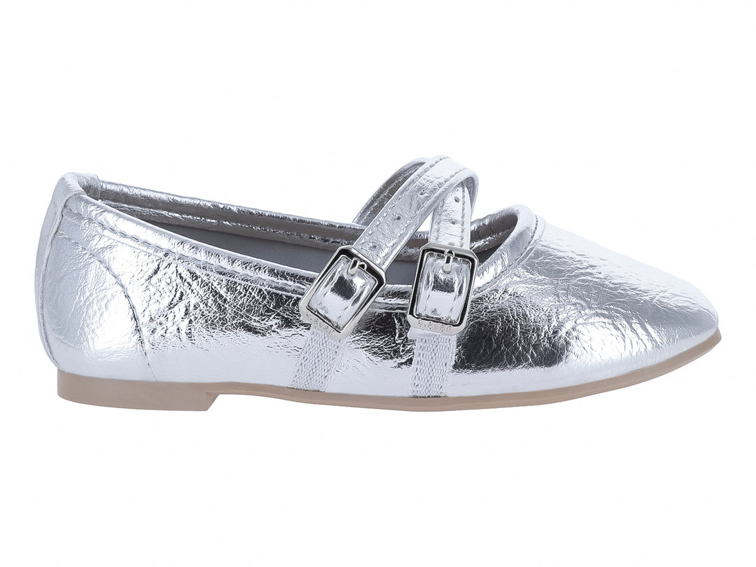 Zapato plano color plata metálico con dos correas y hebillas cuadradas.