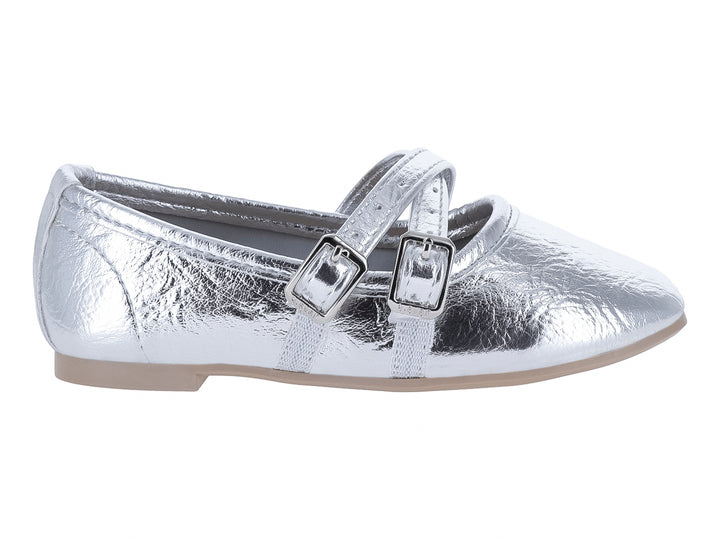 Zapato plano color plata metálico con dos correas y hebillas cuadradas.