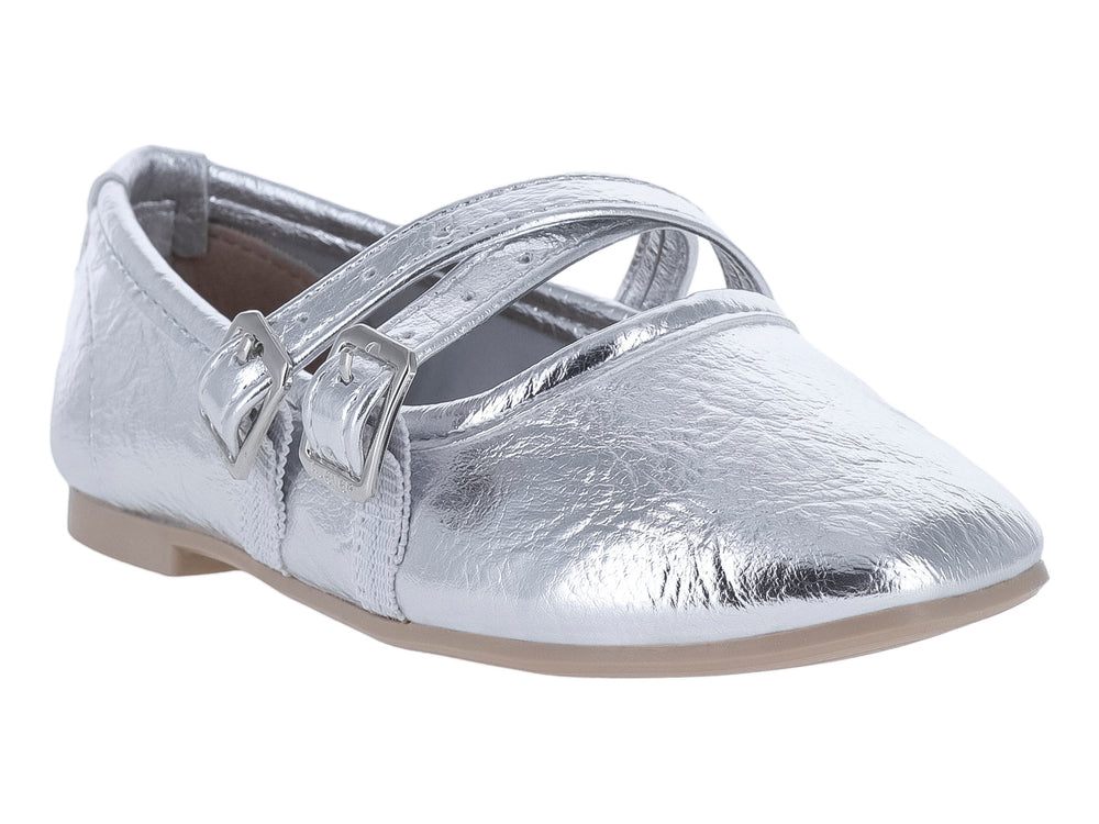 Zapato plano color plata metálico con dos correas y hebillas cuadradas.