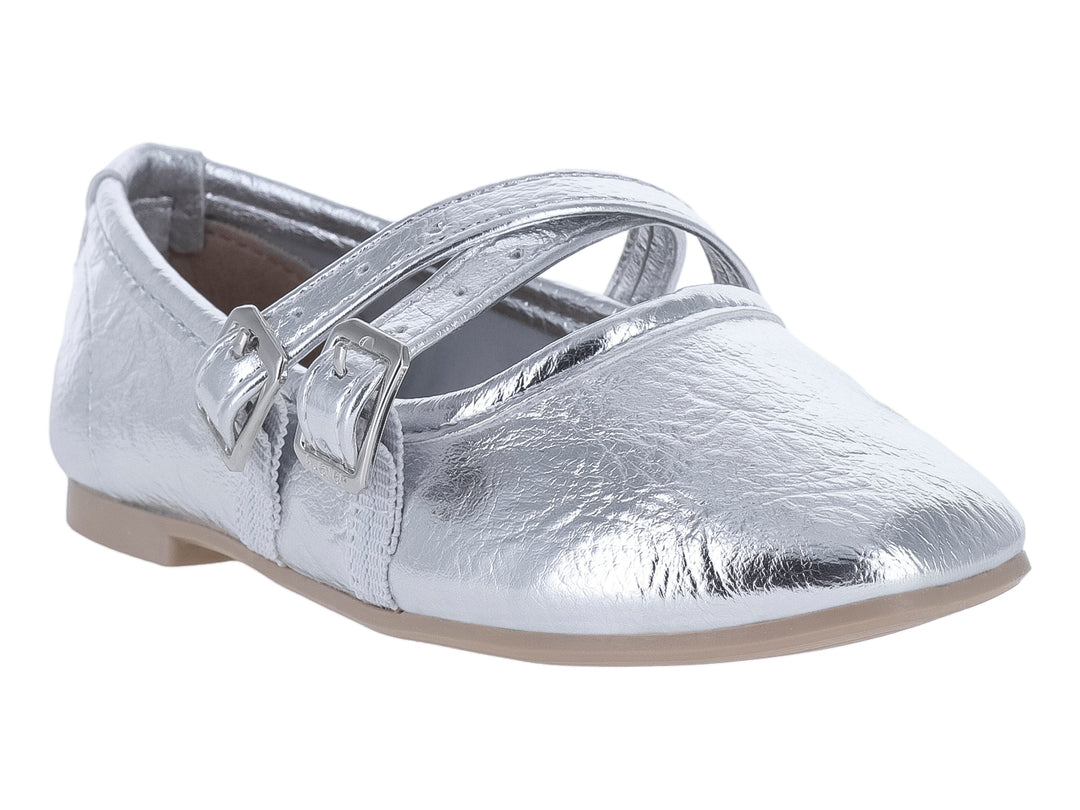Zapato plano color plata metálico con dos correas y hebillas cuadradas.