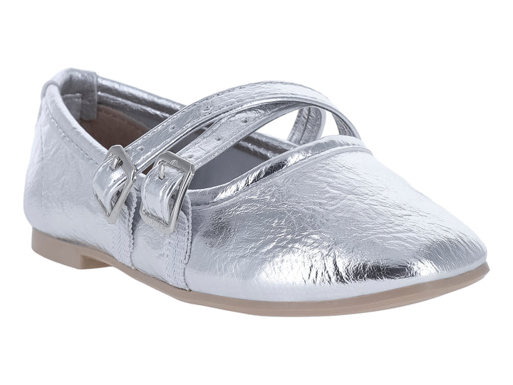 Zapato plano color plata metálico con dos correas y hebillas cuadradas.