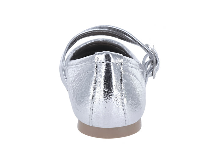 Zapato plano color plata metálico con dos correas y hebillas cuadradas.