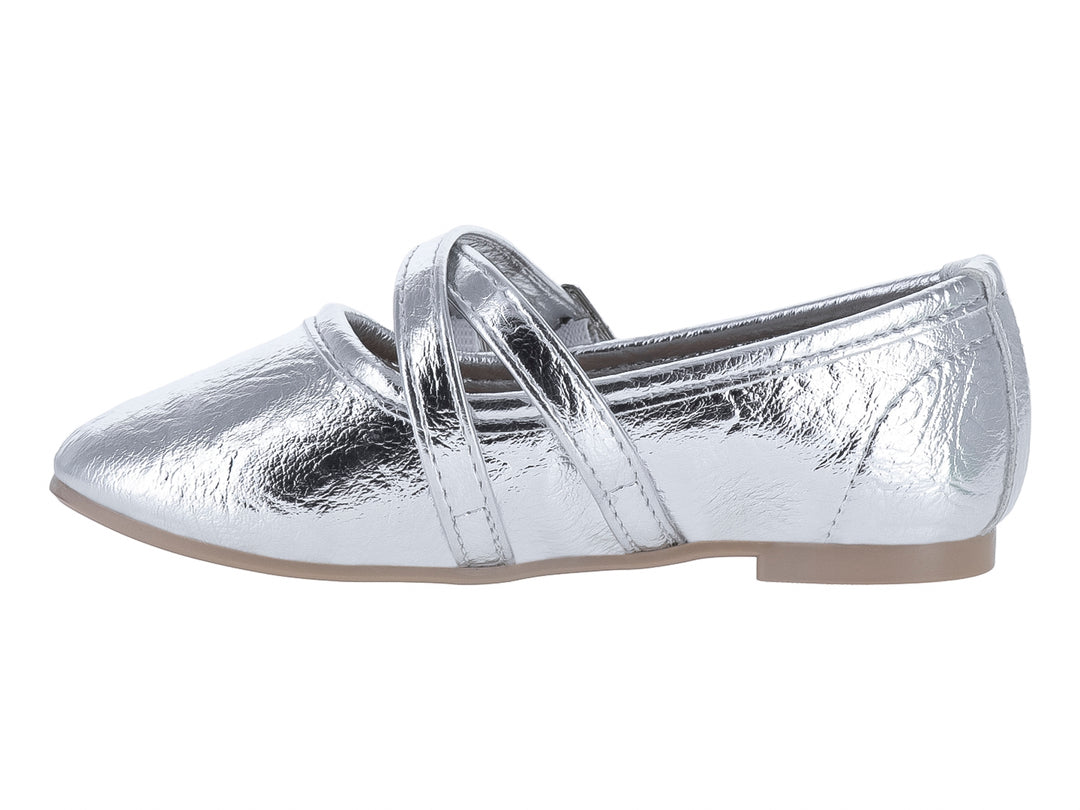 Zapato plano color plata metálico con dos correas y hebillas cuadradas.