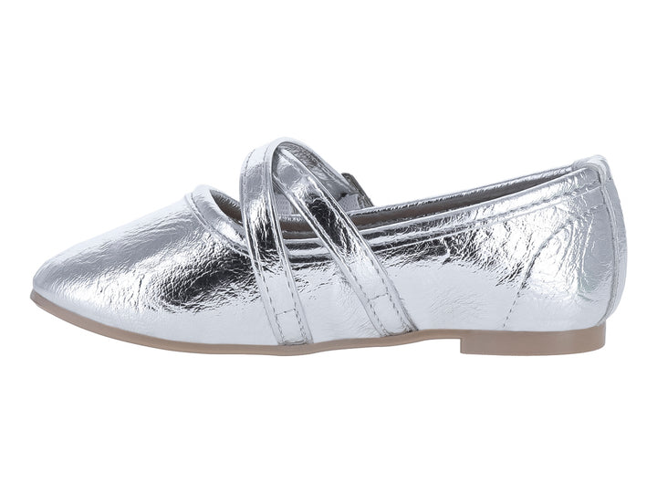 Zapato plano color plata metálico con dos correas y hebillas cuadradas.