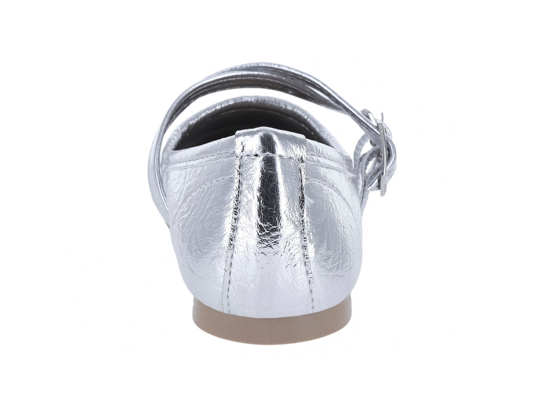 Zapato plano color plata metálico con dos correas y hebillas decorativas para niña.