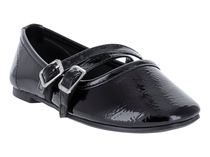Zapato plano negro de charol arrugado con dos hebillas plateadas.