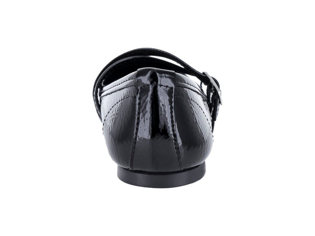 Zapato plano negro de charol arrugado con dos hebillas plateadas.