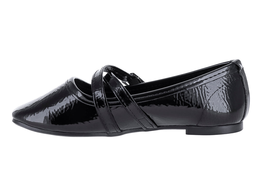 Zapato plano negro de charol arrugado con dos hebillas plateadas.