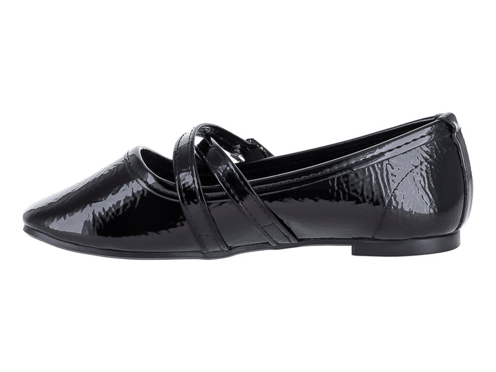 Zapato plano negro de charol arrugado con dos hebillas plateadas.