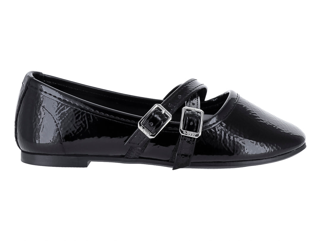 Zapato plano negro de charol arrugado con dos hebillas plateadas.