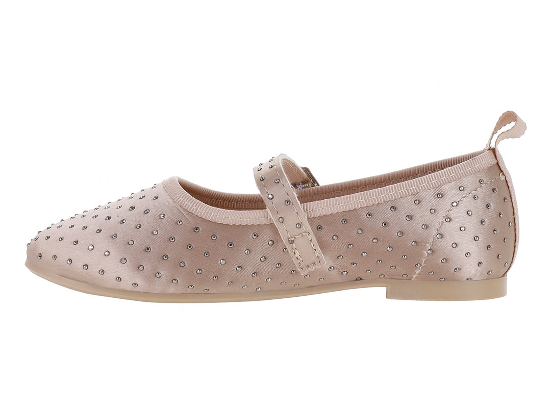 Zapato plano color nutty con detalles de pedrería plateada y correa con hebilla para niña.