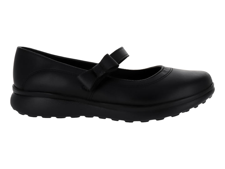 Zapato escolar negro para niña con correa y suela dentada.