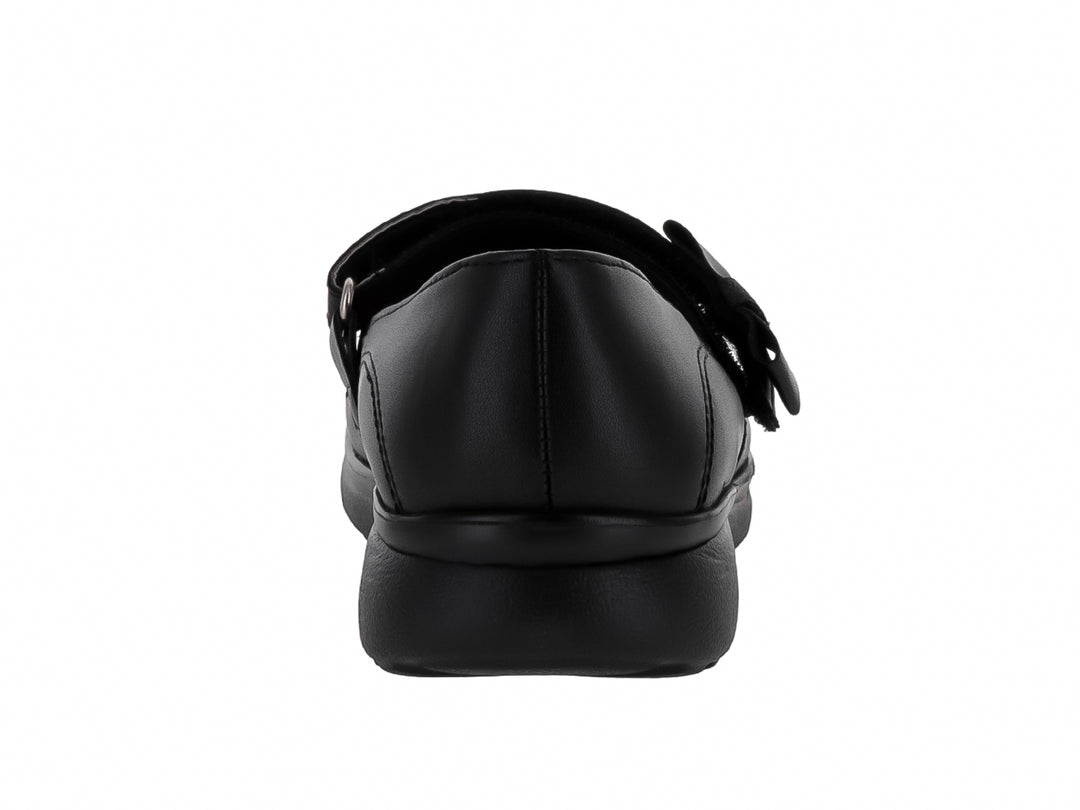 Zapato escolar negro para niña con correa y suela dentada.