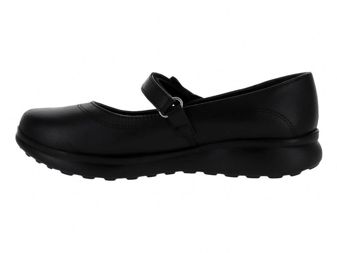 Zapato escolar negro para niña con correa y suela dentada.