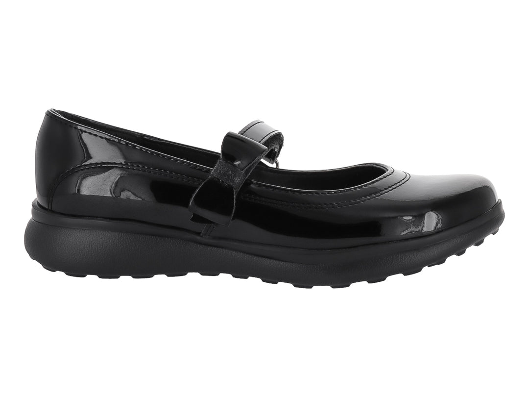 Zapato infantil de charol negro con correa y suela antideslizante.