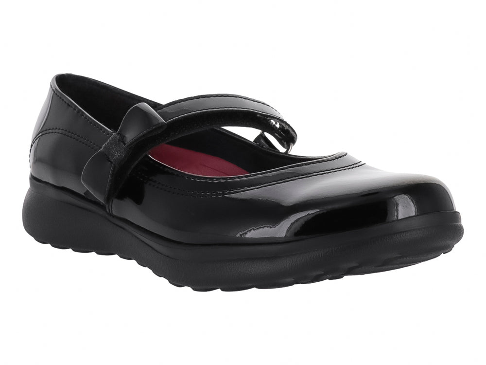 Zapato infantil de charol negro con correa y suela antideslizante.