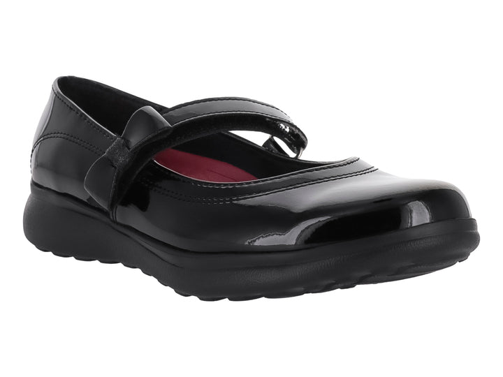 Zapato infantil de charol negro con correa y suela antideslizante.