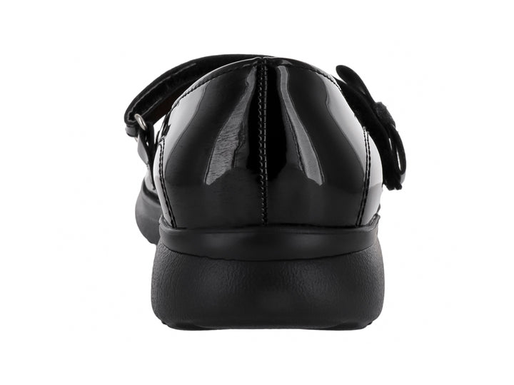 Zapato infantil de charol negro con correa y suela antideslizante.