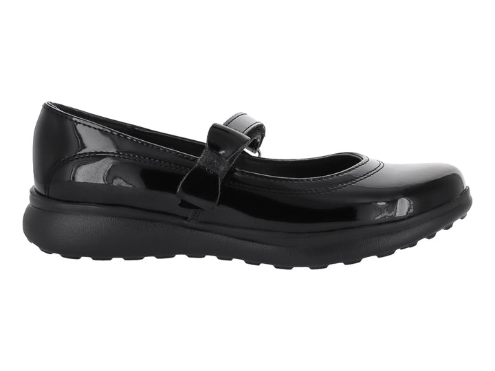 Zapato infantil de charol negro con correa y hebilla, suela negra resistente.
